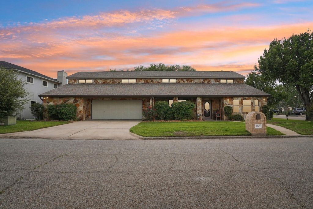 Photo of 9243 Deepwater Drive, Montgomery, TX 77356 (MLS # 13900522)