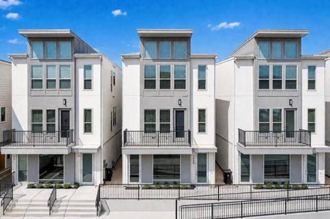 Photo of 389 N Centro Circle, Shenandoah, TX 77385 (MLS # 91380275)