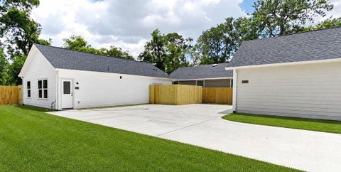 Photo of 8614 Peach Tree Street #B, Houston, TX 77016 (MLS # 54059741)