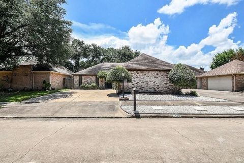 Photo of 7815 Hummingbird Street, Houston, TX 77071 (MLS # 81737273)