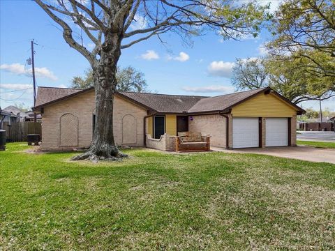 Homes For Sale - 12423 A Bar Dr Dr<br/> Santa Fe, TX 77510