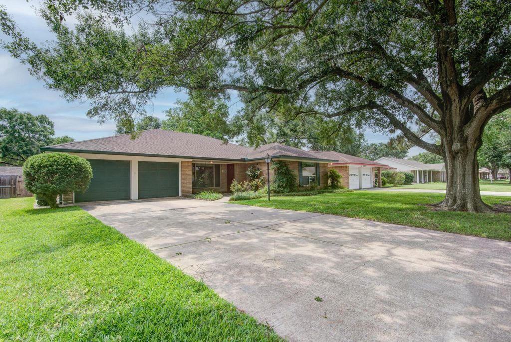 Photo of 1708 Capstan Road, Houston, TX 77062 (MLS # 12573436)