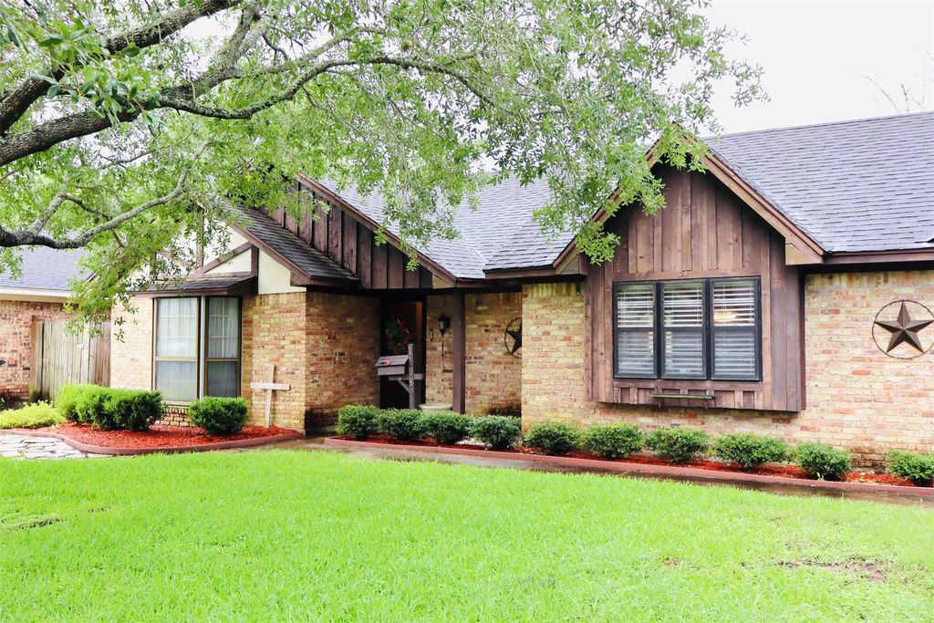 Photo of 1108 Easy St Street, Rosenberg, TX 77471 (MLS # 38619951)
