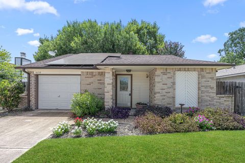 Photo of 10719 Lakewood Oaks Drive, Sugar Land, TX 77498 (MLS # 75403065)