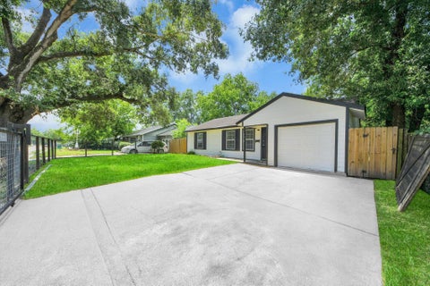 Photo of 4914 Enyart Street, Houston, TX 77021 (MLS # 27874505)