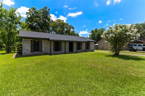 Photo of 117 Cannon Street, Clute, TX 77531 (MLS # 94151070)