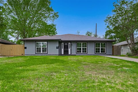Photo of 1425 Confederate Road, Houston, TX 77055 (MLS # 31320101)