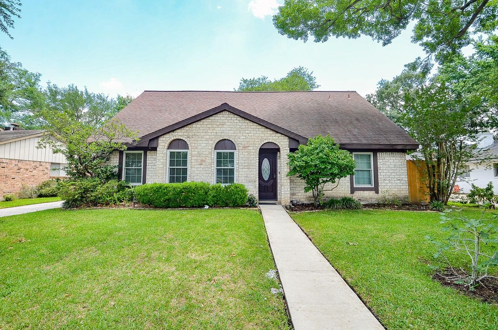 Photo of 1915 Ashford Hollow Lane, Houston, TX 77077 (MLS # 20032383)