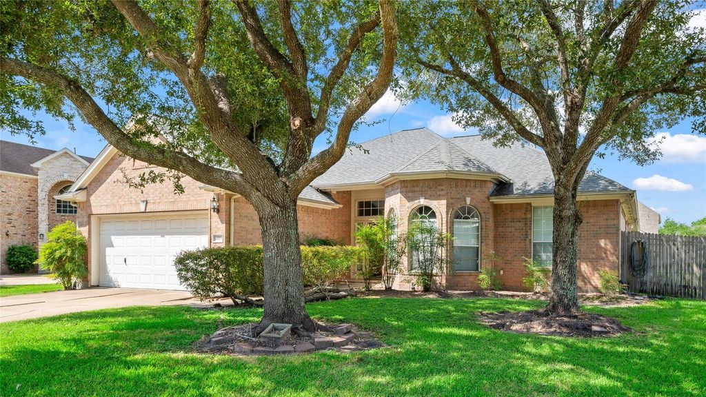 Photo of 11402 Bucks Bridge Lane, Sugar Land, TX 77498 (MLS # 22886900)