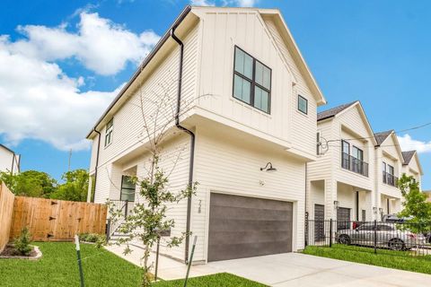 Photo of 728 E 38th Street, Houston, TX 77022 (MLS # 91569230)