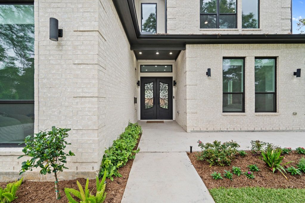 Photo of 14002 Woodthorpe Lane, Houston, TX 77079 (MLS # 22353976)