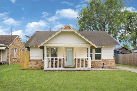 Photo of 1519 Munger Street, Houston, TX 77023 (MLS # 98261837)