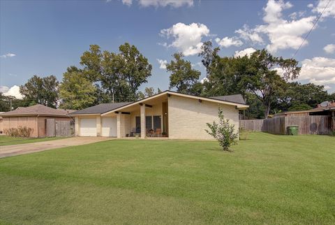Photo of 2011 Glendale Street, Liberty, TX 77575 (MLS # 22785221)