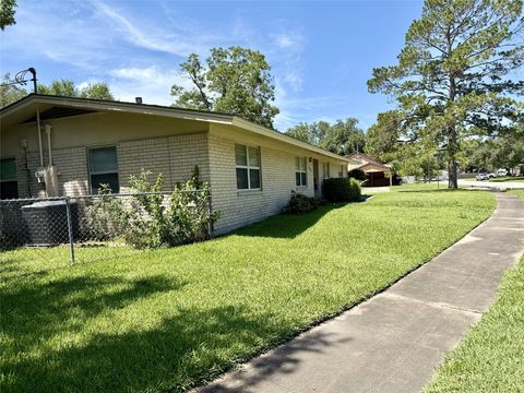 Photo of 309 Town And Country Drive, El Campo, TX 77437 (MLS # 34598366)