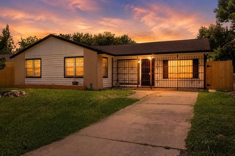 Tiny photo for 5622 Woodgreen Street, Houston, TX 77033 (MLS # 29418953)