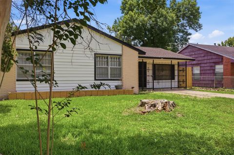 Tiny photo for 5622 Woodgreen Street, Houston, TX 77033 (MLS # 29418953)