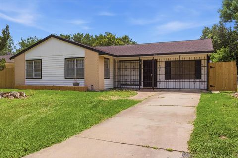 Tiny photo for 5622 Woodgreen Street, Houston, TX 77033 (MLS # 29418953)