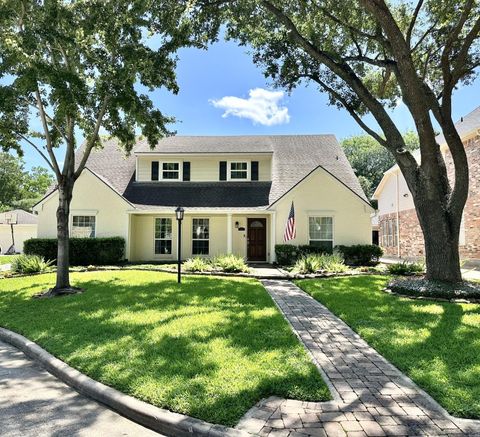 Photo of 826 Greenbelt Drive, Houston, TX 77079 (MLS # 21076232)