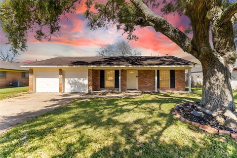 Photo of 127 Talisman Street, Lake Jackson, TX 77566 (MLS # 17011728)