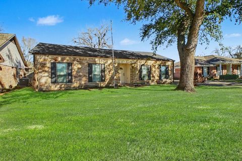 Photo of 13830 Oakwood Lane, Sugar Land, TX 77498 (MLS # 28188655)