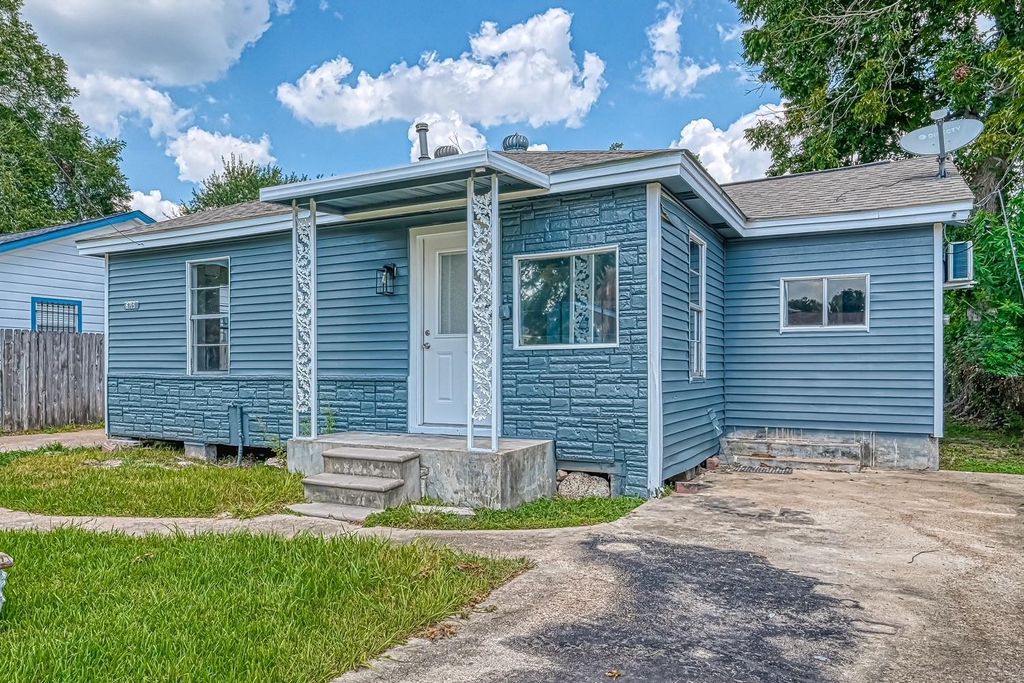 Photo of 6715 Victoria Street #A, Houston, TX 77020 (MLS # 48104931)