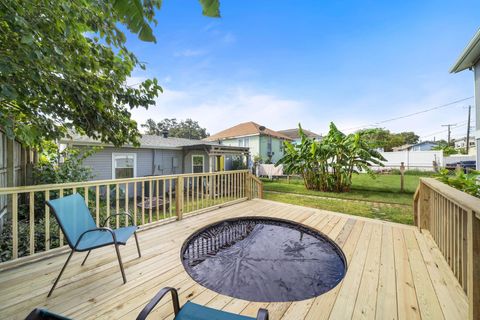 Photo of 3330 Avenue O 1/2, Galveston, TX 77550 (MLS # 14315587)