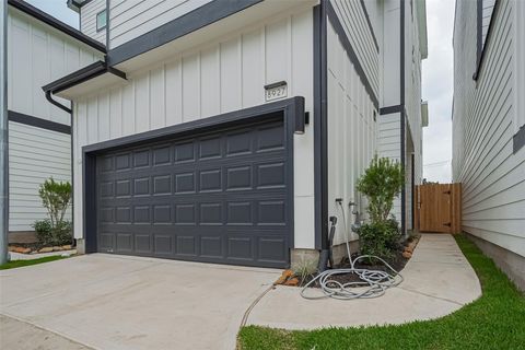 Photo of 1609 Regents Court, Houston, TX 77055 (MLS # 93131733)