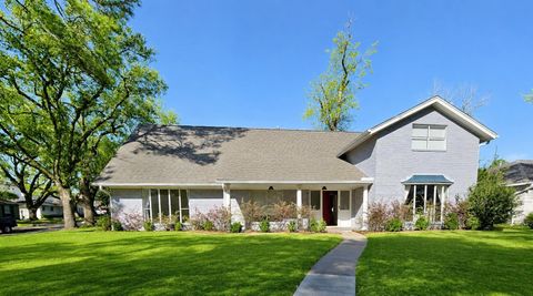 Photo of 9738 Braesmont Drive, Houston, TX 77096 (MLS # 98918480)