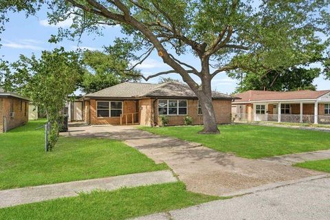 Photo of 2409 Estate Drive, Deer Park, TX 77536 (MLS # 31033480)
