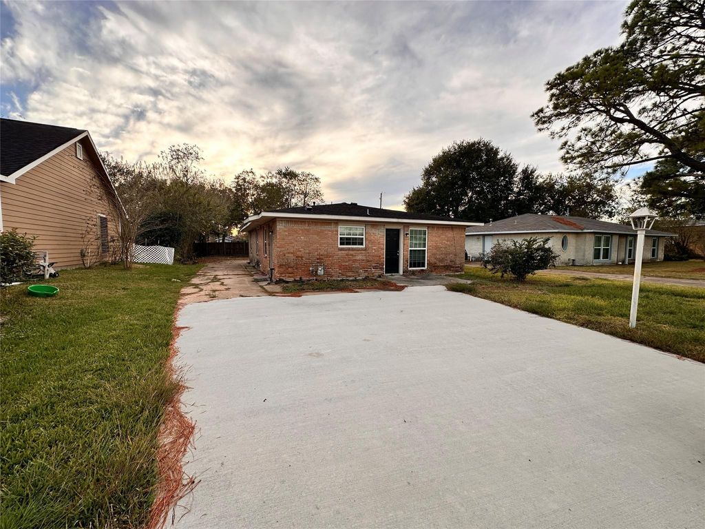 Photo of 2618 Hill Avenue, Dickinson, TX 77539 (MLS # 20148861)