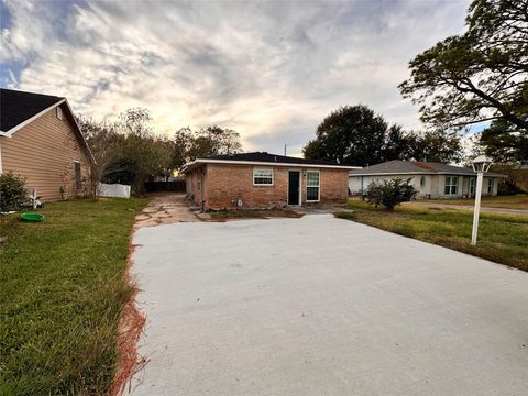 Photo of 2618 Hill Avenue, Dickinson, TX 77539 (MLS # 20148861)