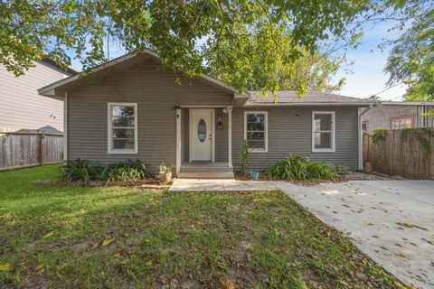Photo of 70 Burress Street, Houston, TX 77022 (MLS # 40226580)