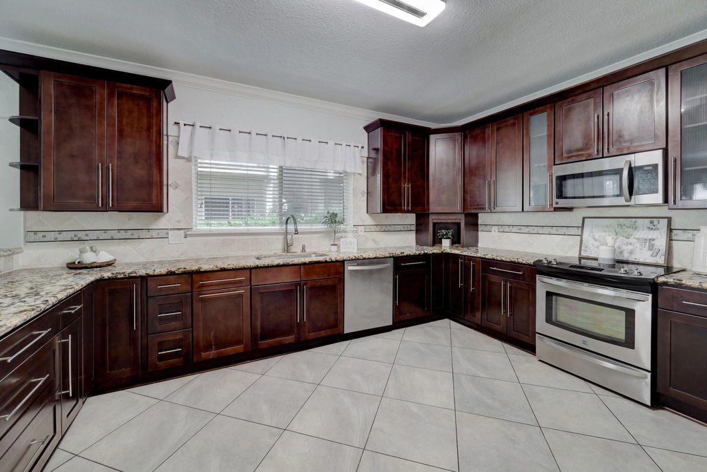 Photo of 1115 Augusta Drive #29, Houston, TX 77057 (MLS # 74706972)