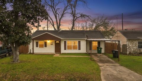 Photo of 3325 Mccrarey Drive, Houston, TX 77088 (MLS # 82162522)