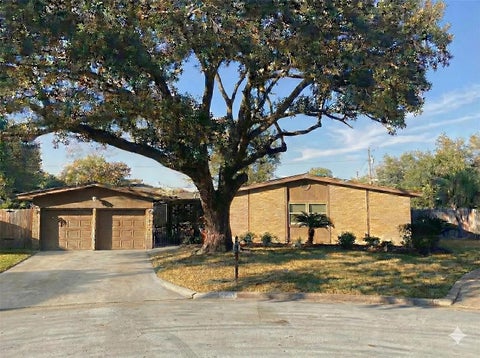 Homes For Sale - 915 Merriman Court<br/> Galveston County, Friendswood, TX 77546