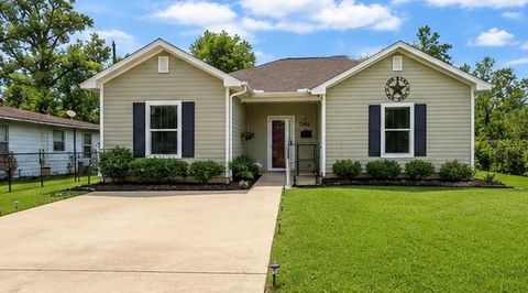 Photo of 265 Canterbury Drive, Beaumont, TX 77707 (MLS # 83191748)