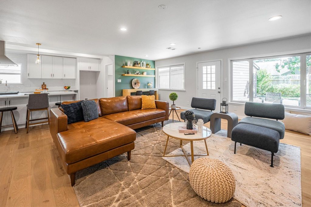 Photo of 2706 Manila Lane, Houston, TX 77043 (MLS # 48223025)