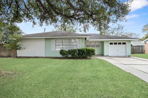 Photo of 413 Gardenia Avenue, Orange, TX 77630 (MLS # 46138654)