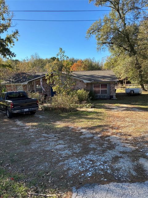 Photo of 104 Sabine St, Huntsville, TX 77320 (MLS # 58362514)