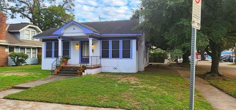 Tiny photo for 1621 California Street, Houston, TX 77006 (MLS # 65685087)