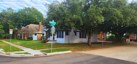 Photo of 1621 California Street, Houston, TX 77006 (MLS # 65685087)