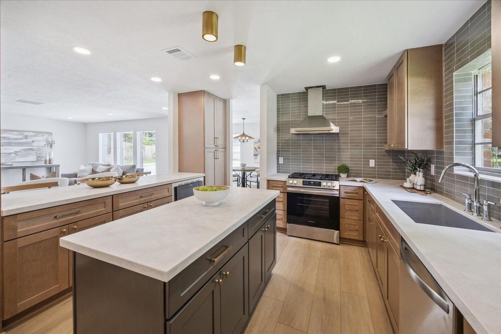 Photo of 10902 Burgoyne Road, Houston, TX 77042 (MLS # 49391177)