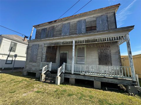Photo of 414 Christopher Columbus Boulevard, Galveston, TX 77550 (MLS # 27515600)