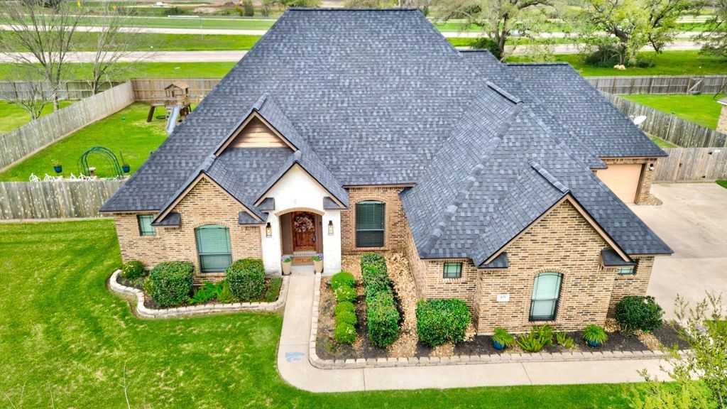 Photo of 401 Heritage Oaks Drive, Angleton, TX 77515 (MLS # 8620073)