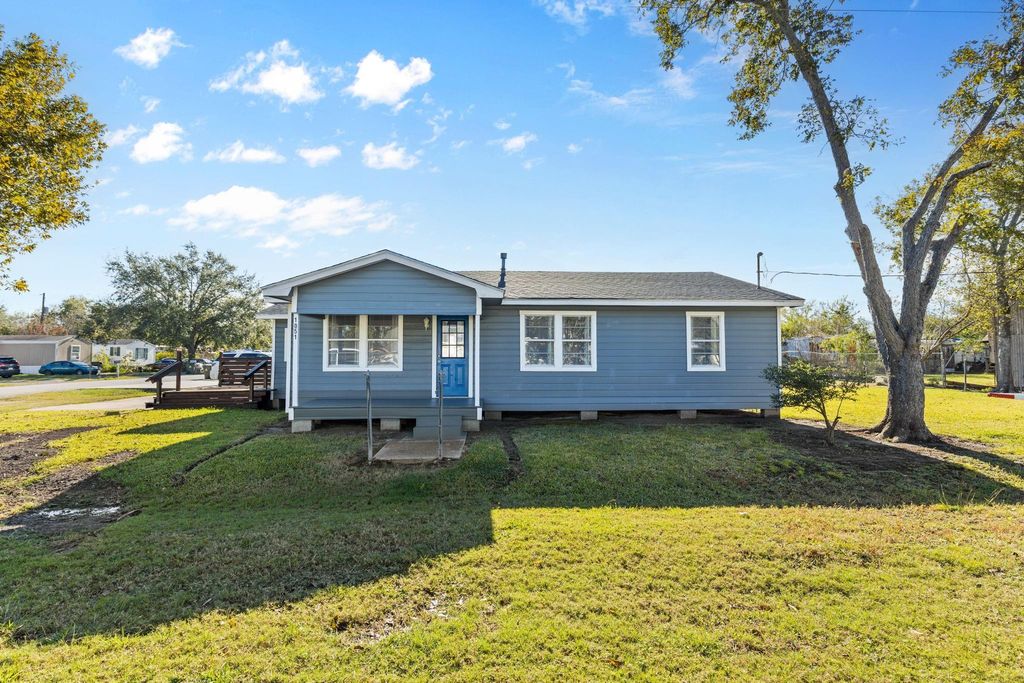 Photo of 1051 Avenue A, Bacliff, TX 77518 (MLS # 68497916)