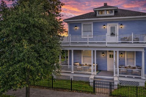 Photo of 2415 Avenue O 1/2, Galveston, TX 77550 (MLS # 80900160)