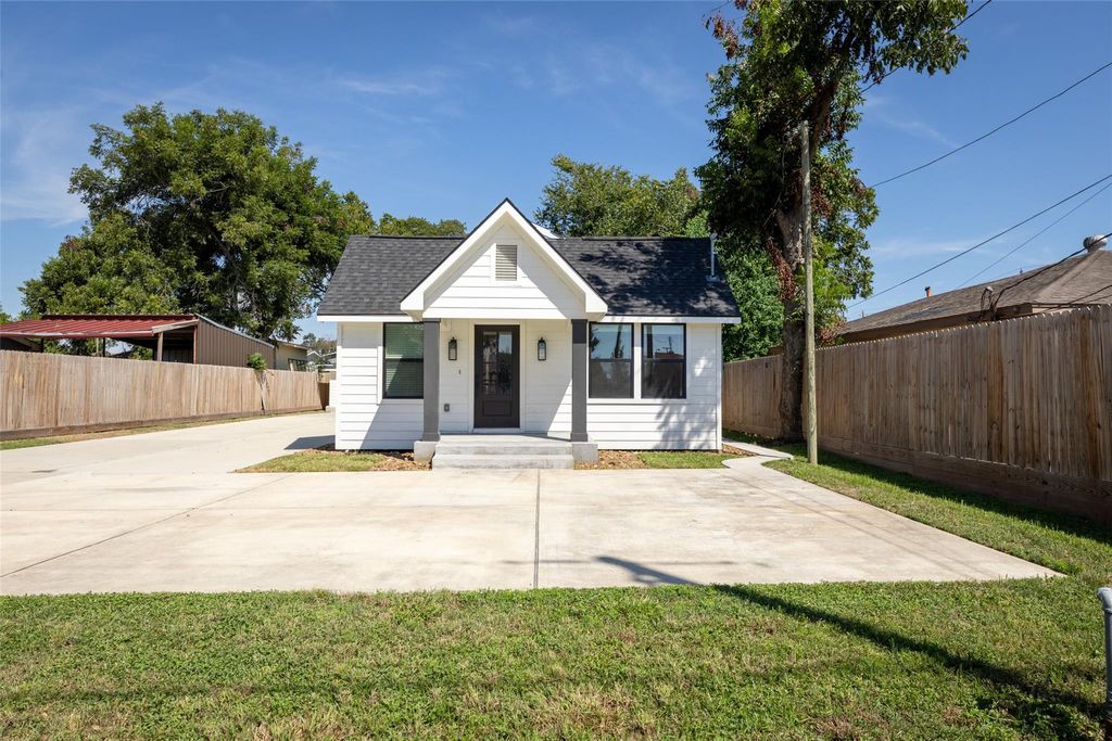 Photo of 729 Caperton Street, Houston, TX 77022 (MLS # 63761412)