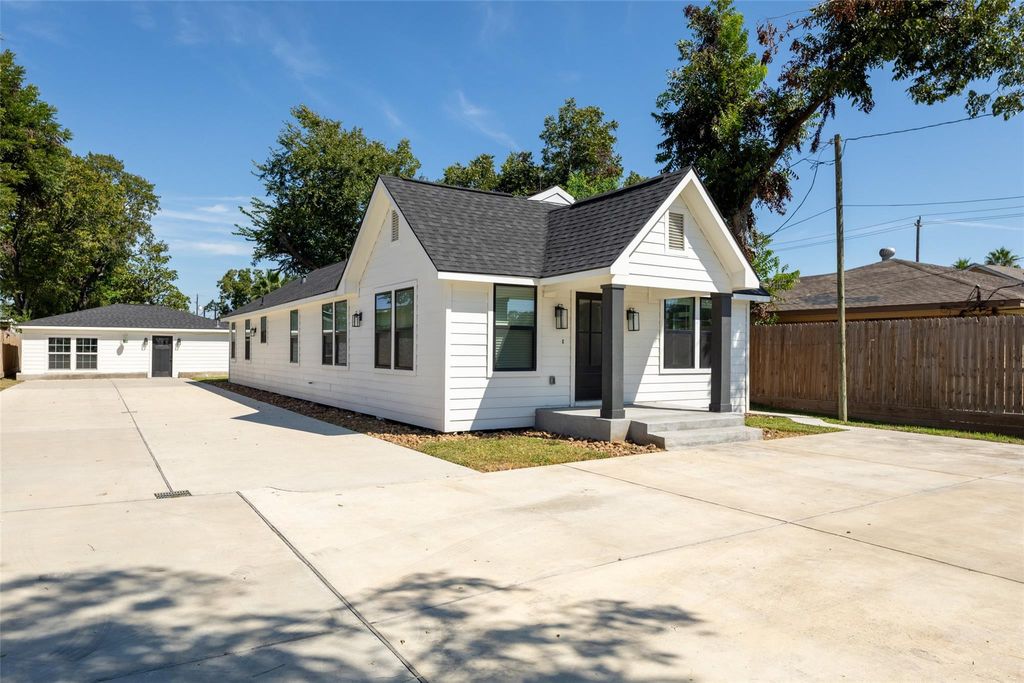 Photo of 729 Caperton Street, Houston, TX 77022 (MLS # 63761412)