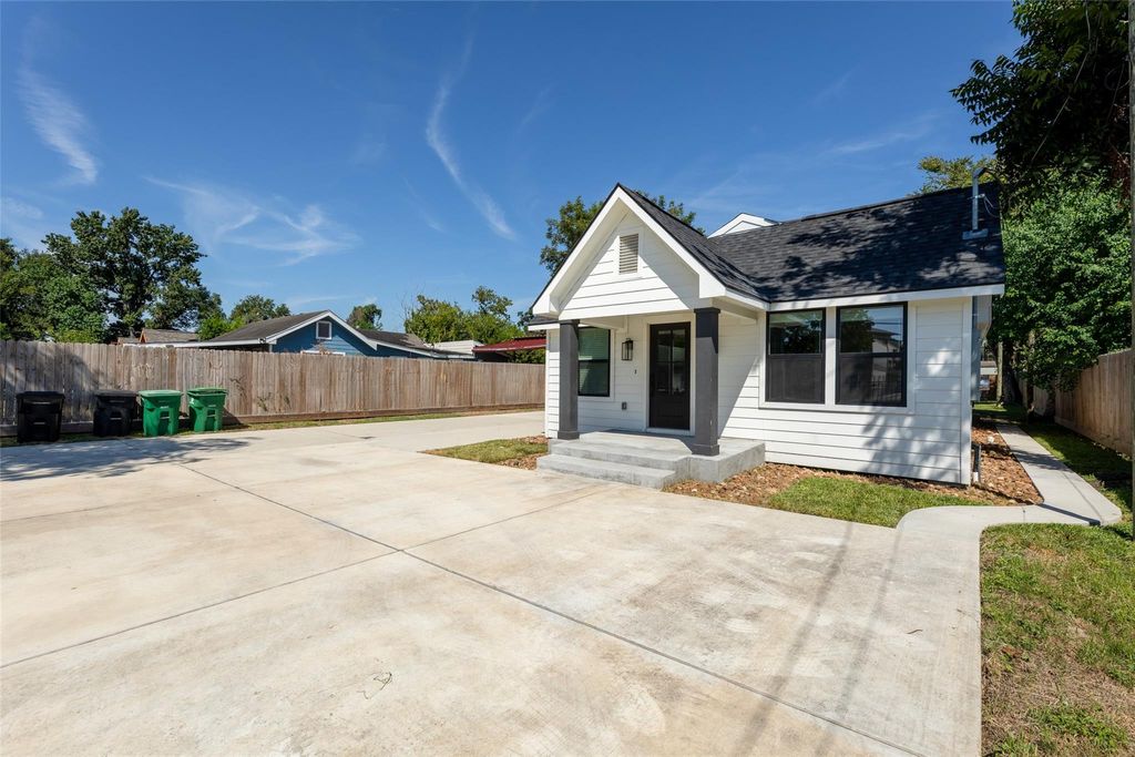 Photo of 729 Caperton Street, Houston, TX 77022 (MLS # 63761412)