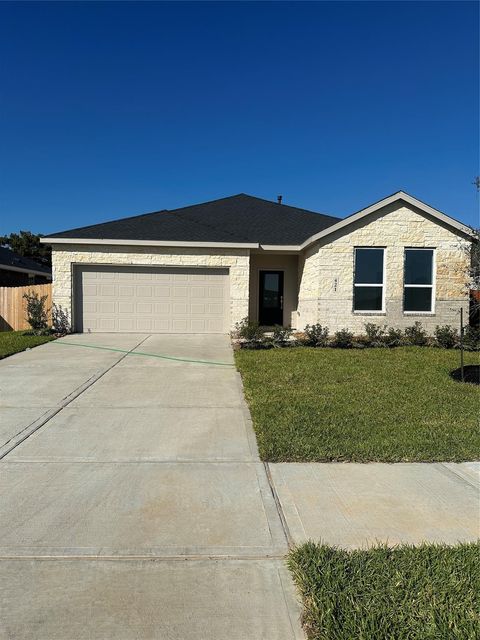 Photo of 421 Robin Street, Angleton, TX 77515 (MLS # 96120363)